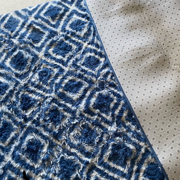 5’x8’ Geometric fluffy RUG - Picture 8 of 8